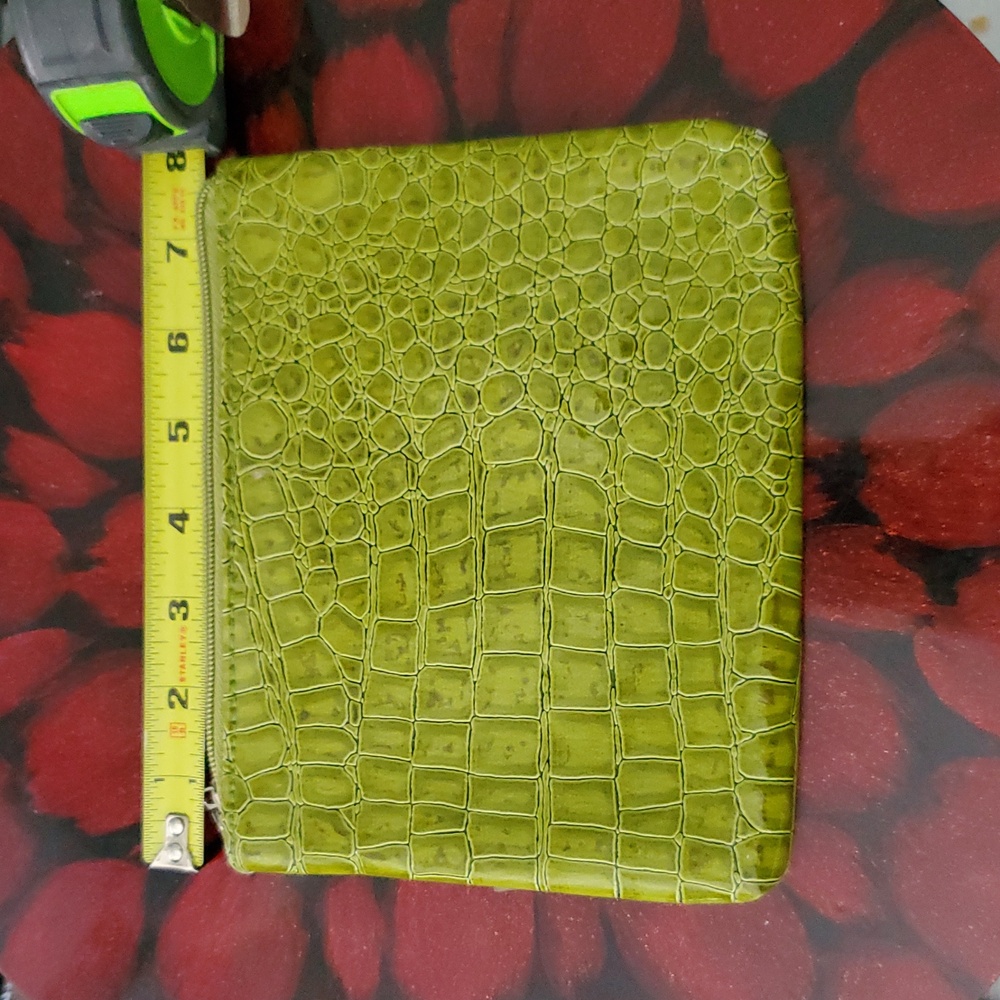 Modella - green crocodile textured bag